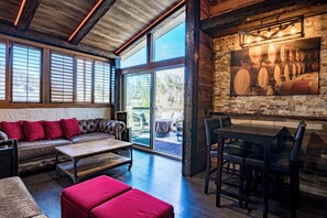 Smart TV - Luxury 6th Floor Penthouse • Cabin Vibes + Space Needle & Downtown Views (Gatlinburg)