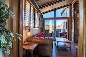 Smart TV - Luxury 6th Floor Penthouse • Cabin Vibes + Space Needle & Downtown Views (Gatlinburg)
