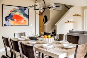 Dining - Modern 5BR, Hot Tub, Casita, Mt Rose-Tahoe 30 min (Reno)