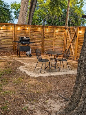 Outdoor dining - -Quiet Downtown Clermont Apartment-Unit B- (Clermont)
