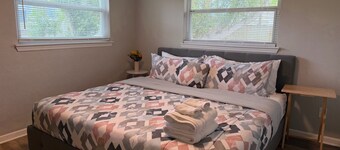 Quiet Cozy Downtown Studio: Near Eateries & Hwy-Unit C