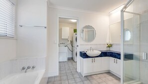 Shower - Seychelle unit 5 Kings Beach (Kings Beach)