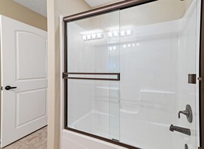 Shower, hair dryer, towels - Lakeview 3BR/3BA Condo • Top Floor • Free Tickets (Branson)