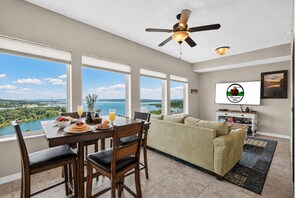 Dining - Lakeview 3BR/3BA Condo • Top Floor • Free Tickets (Branson)