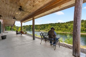 Terrace/patio - Branson Cabin • Hot Tub • Quiet Setting  Near Lake Taneycomo • Sleeps 8 (Hollister)