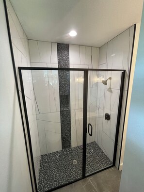 Douche, sèche-cheveux, serviettes fournies, savon