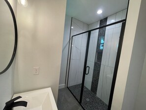 Douche, sèche-cheveux, serviettes fournies, savon