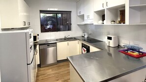 Private kitchen - 29 Yarrawood Merimbula (Berrambool)