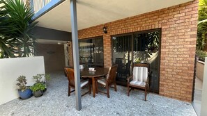 Outdoor dining - 29 Yarrawood Merimbula (Berrambool)