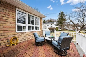 Outdoor dining - Spacious 4-bedroom house with game room in tranquil Cherry Hill Township! (Cherry Hill Township)