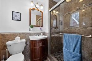 Dusche, Handtücher, Toilettenpapier