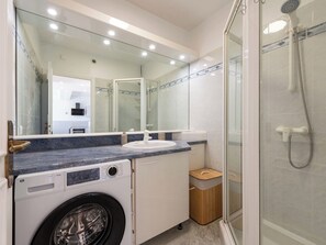 Shower, hair dryer, towels - 1-Br Sea-View Apartment – Prestigious Residence – Parking (Vallauris)