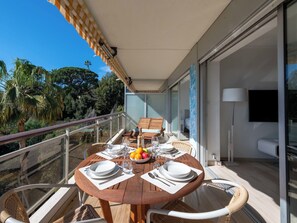 Outdoor dining - 1-Br Sea-View Apartment – Prestigious Residence – Parking (Vallauris)