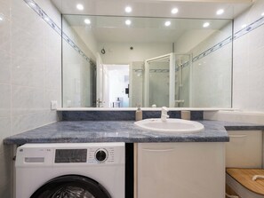 Shower, hair dryer, towels - 1-Br Sea-View Apartment – Prestigious Residence – Parking (Vallauris)