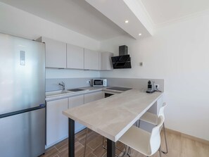 Kühlschrank, Mikrowelle, Ofen, Geschirrspüler