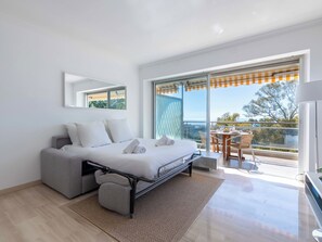 Iron/ironing board, WiFi, bed sheets - 1-Br Sea-View Apartment – Prestigious Residence – Parking (Vallauris)