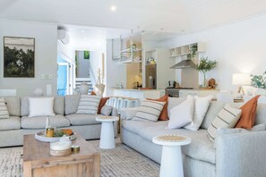 TV - Villa 8 on Murphy - Heated Private Plunge Pool (Port Douglas)