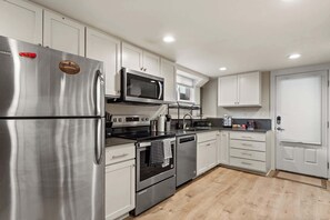 Fridge, microwave, oven, stovetop - World Cup Stay | Green Lake Lower Unit + Parking (Seattle)