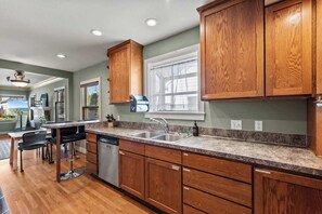 Fridge, microwave, oven, stovetop - Green Lake Home | World Cup ’26 Stay + Parking (Seattle)