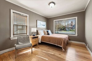 2 bedrooms, iron/ironing board, travel cot, WiFi - World Cup Stay | Green Lake Upper Unit + Parking (Seattle)