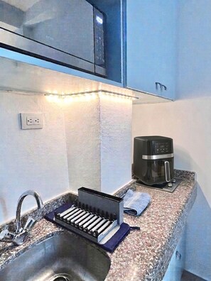 Fridge, microwave, stovetop, coffee/tea maker - Zazil-Ha Condo • Rooftop Pool • AC • Fast Wi-Fi (Playa del Carmen)