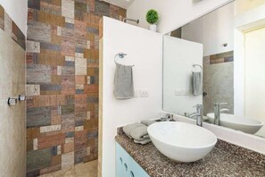 Shower, hair dryer, towels, soap - Zazil-Ha Condo • Rooftop Pool • AC • Fast Wi-Fi (Playa del Carmen)