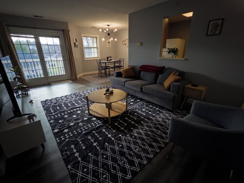 Modern Top Floor Condo Near Miami University Quiet and Comfortable