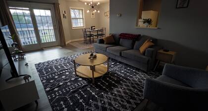Modern Top Floor Condo Near Miami University Quiet and Comfortable