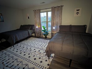 Tabla de planchar con plancha, wifi y ropa de cama 