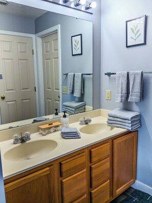 Bathroom - Modern Top Floor Condo Near Miami University Quiet and Comfortable (Oxford)