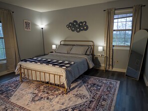 Room - Modern Top Floor Condo Near Miami University Quiet and Comfortable (Oxford)