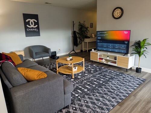 Modern Top Floor Condo Near Miami University Quiet and Comfortable