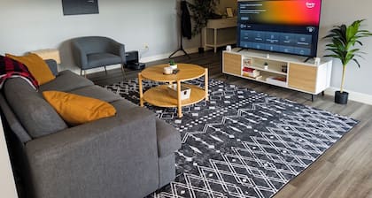 Modern Top Floor Condo Near Miami University Quiet and Comfortable