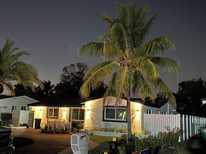 Exterior - Cozy 3BR Retreat 5M Hard Rock. (Miramar)