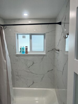 Hair dryer, towels, soap, toilet paper - Cozy 3BR Retreat 5M Hard Rock. (Miramar)