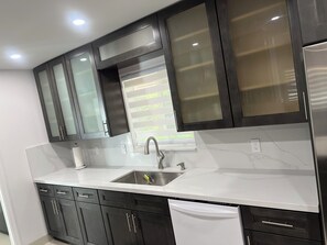 Microwave, oven, stovetop, dishwasher - Cozy 3BR Retreat 5M Hard Rock. (Miramar)