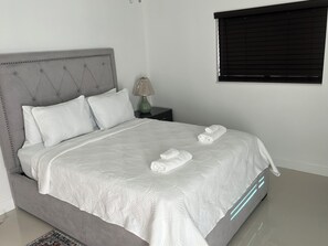 3 bedrooms, iron/ironing board, WiFi, bed sheets - Cozy 3BR Retreat 5M Hard Rock. (Miramar)