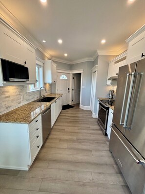 Private kitchen - Furnished 2BR 1 bath Extended Stay Rental - Balcony, Mtn Views & Fireplace (Victoria)