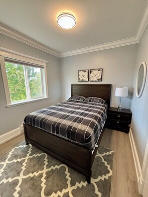 Room - Furnished 2BR 1 bath Extended Stay Rental - Balcony, Mtn Views & Fireplace (Victoria)