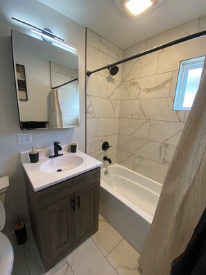 Shower, hair dryer, towels, soap - Centrally located newly renovated 2  bungalow in Lafayette. (Lafayette)