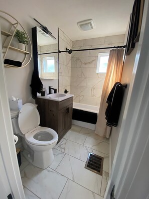 Een douche, een haardroger, handdoeken, zeep