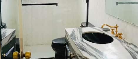 Dusche, Haartrockner, Handtücher, Seife
