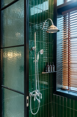 Senior Twin Room | Bathroom | Hair dryer, slippers, towels, shampoo - La MAISON Banshan (Chongqing)