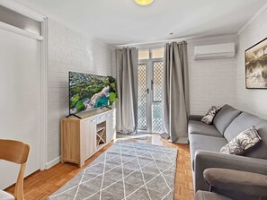 TV - Stylish 1-Bed Apartment Near Fremantle (Fremantle)