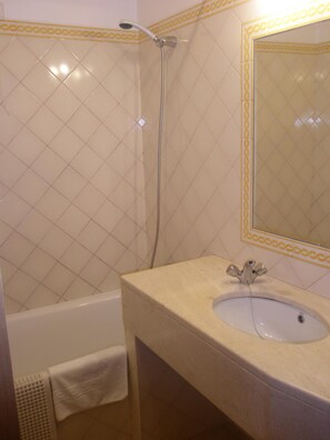 A bathroom with a bathtub, a sink, and a shower. - Hotel Passagem Do Sol (Moura)