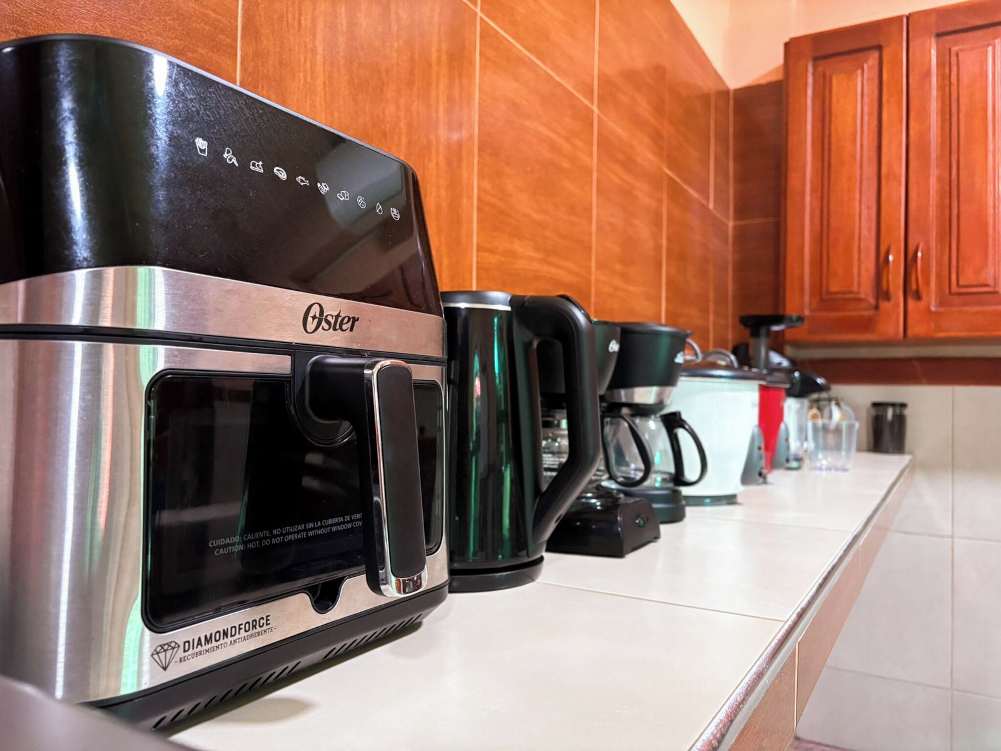 Uma cozinha com cafeteira, torradeira e chaleira.