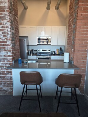 Private kitchen - Cozy 1-bedroom loft apartment in beautiful Providence. Gym and Barbershop. #4 (Providence)