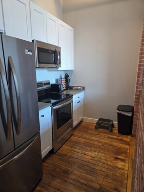 Private kitchen - Cozy 1-bedroom loft apartment in beautiful Providence with AC and gym access. #4 (Providence)