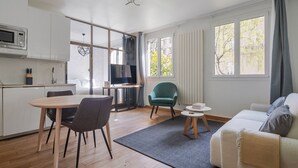 Un espacio habitable moderno con cocina, comedor y zona de estar.