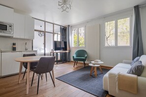 Ein zeitgemäßer Wohnraum mit Küche, Essbereich und Sitzgelegenheiten.
